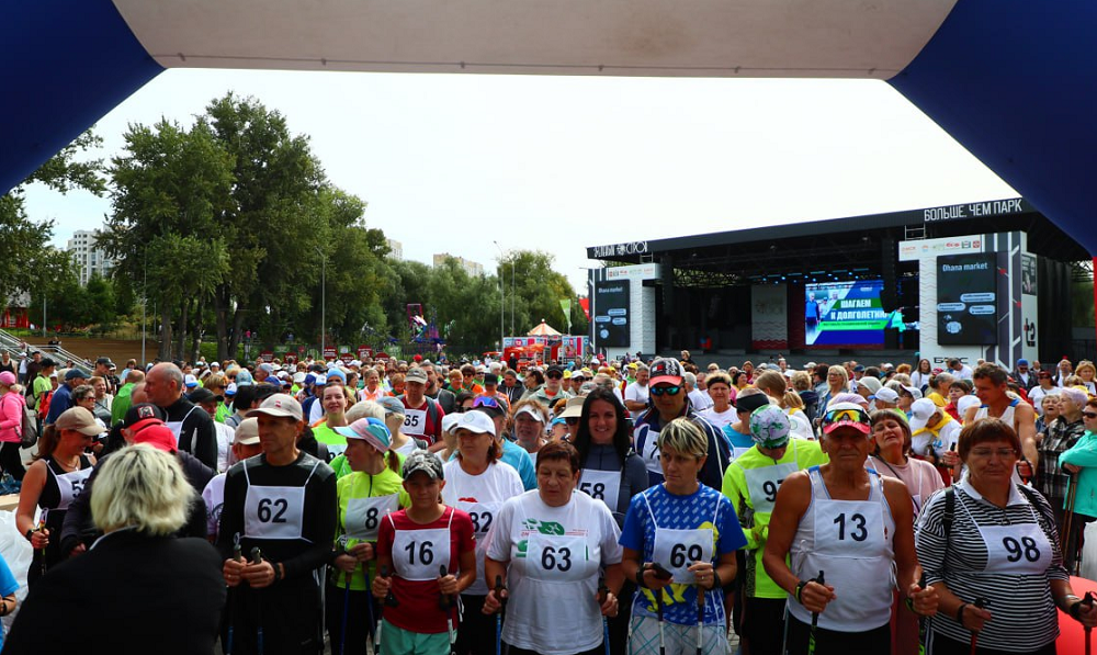 Около 500 омичей стали участниками фестиваля скандинавской ходьбы «Шагаем к долголетию»