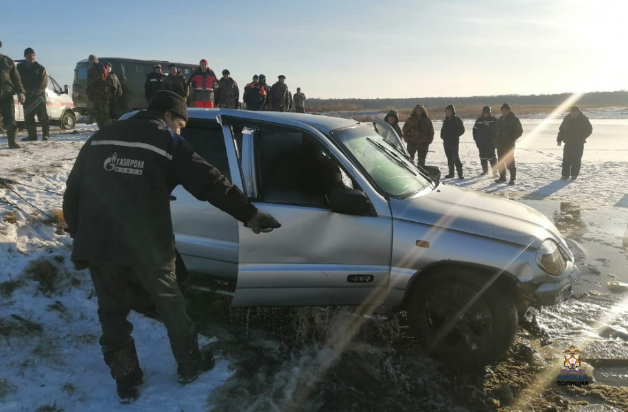 В Омской области пенсионер на "Ниве" провалился под лёд