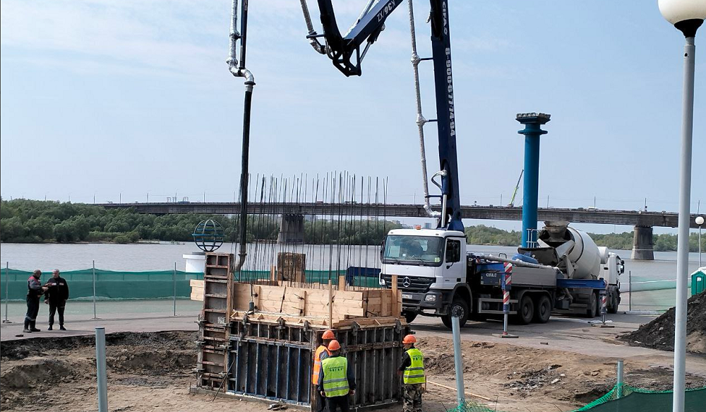 На Иртышской набережной в Омске начали бетонировать основание для памятника Бухгольцу