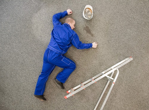 Омич отсудил у работодателя 100 тысяч рублей за падение с высоты