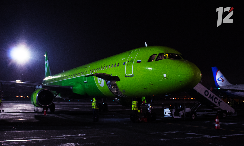 Самолёт рейса Москва  —  Новосибирск совершил экстренную посадку в Омске 