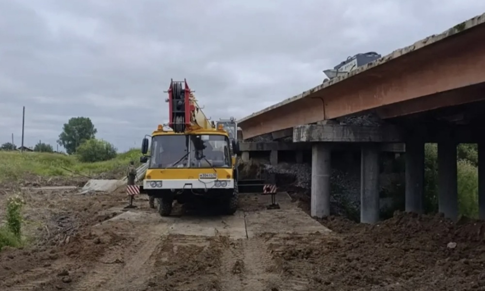 Продолжается капитальный ремонт моста через реку Баселка