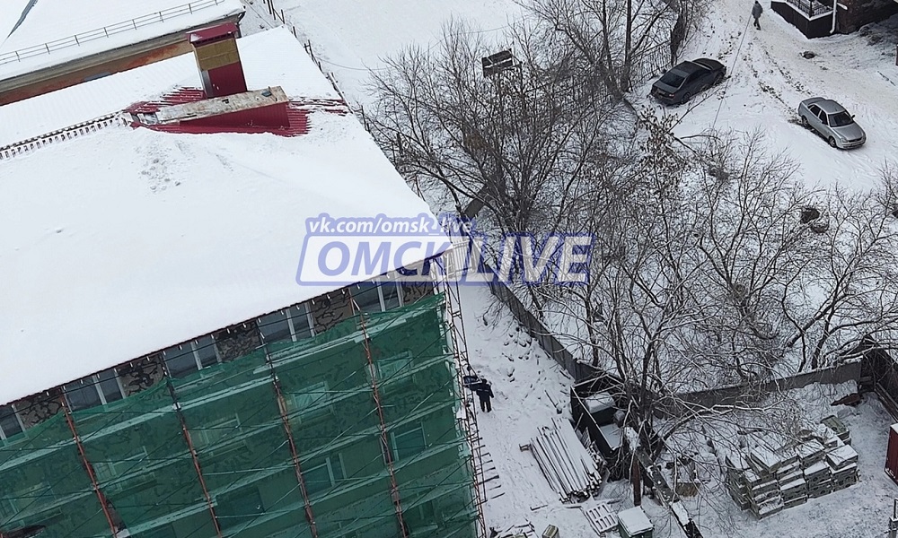 В Омске рабочий разбился насмерть, упав с многоэтажки