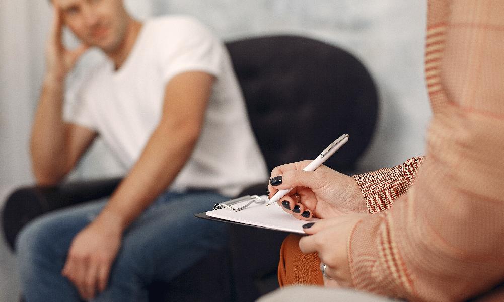 Осенью омичи чаще стали обращаться за помощью к психологам