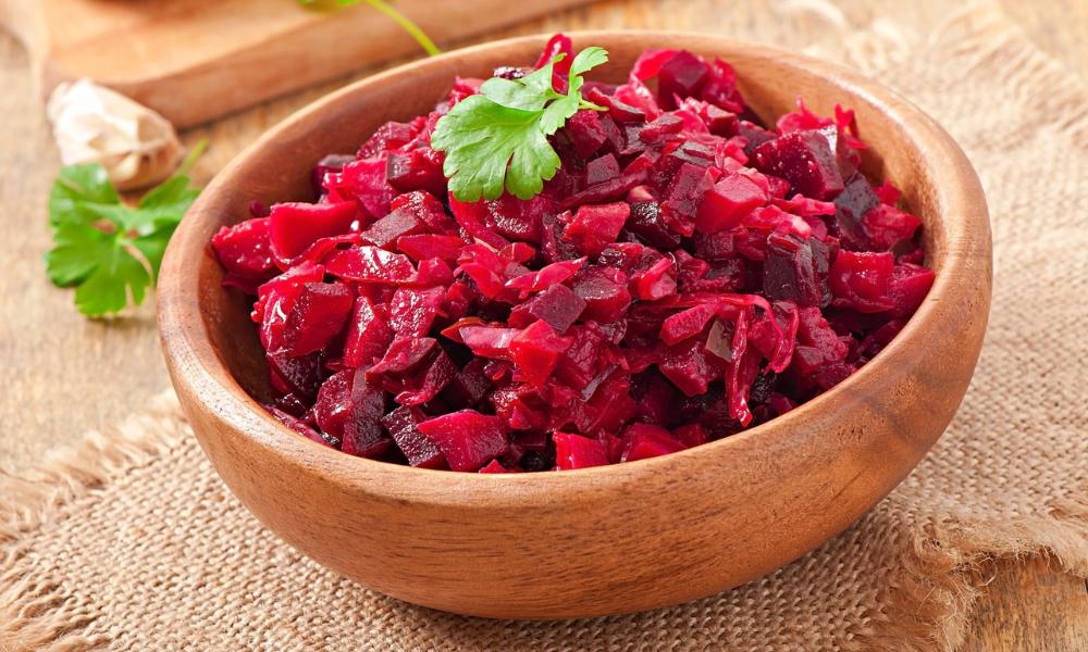 Омичам рассказали, сколько стоит одна порция винегрета 