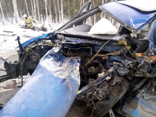 На трассе Омск - Тюмень пассажирка Mazda погибла после столкновения с Volkswagen Tiguan