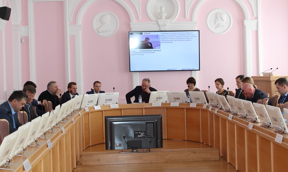 Мэрия Омска планирует продать здание заброшенной школы, на территории которой подросток сломал ногу