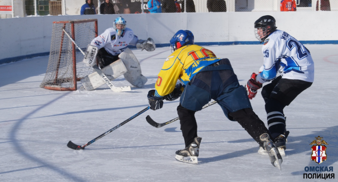 Омские силовики сразились... с клюшками в руках