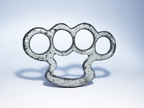 В Омске грабители использовали при нападениях кастеты, нунчаки и травматику