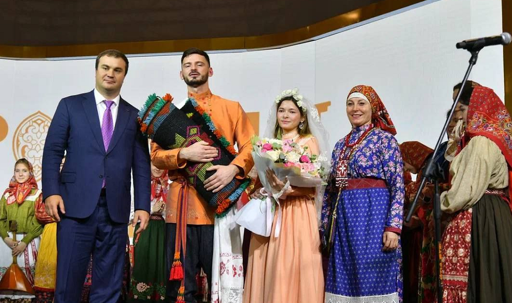 На выставке «Россия» Виталий Хоценко подарил молодожёнам «счастливый» ковёр