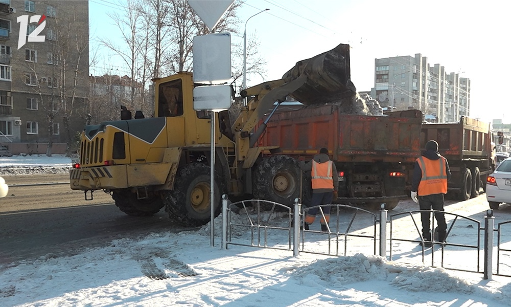 Мэрия Омска начала выдавать талоны на вывоз снега для жителей частного сектора