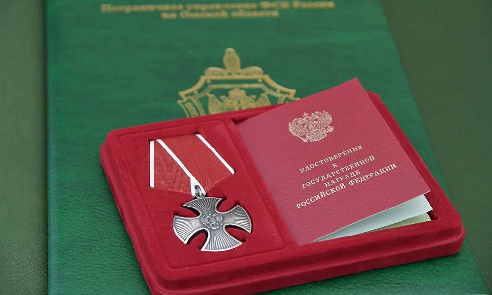 Губернатор Омской области передал Орден Мужества семье военнослужащего