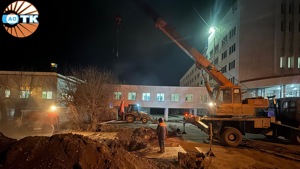 Аварийная бригада «Тепловой компании» всю ночь трудилась на ремонте теплотрассы на Мира, 55а в Омске