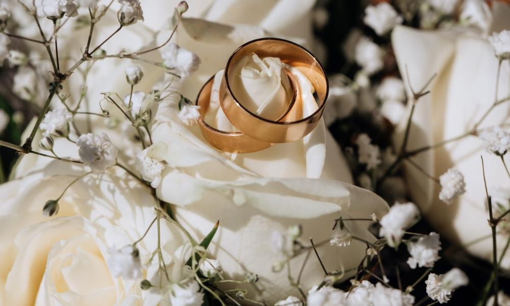 Омичи в среднем тратят на покупку обручального кольца 6,9 тысячи рублей