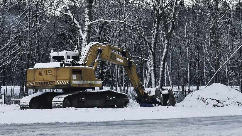 На повреждённом участке теплосетей в Октябрьском округе Омска работают специалисты