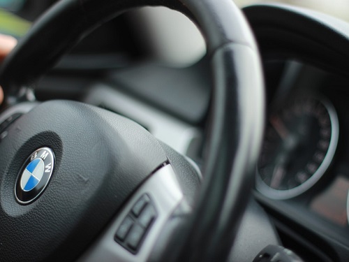 В Омске пьяный водитель врезался в BMW и скрылся