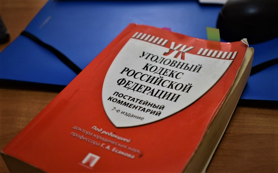 Суд вынес приговор двум молодым людям, забившим насмерть омского рэпера в подъезде