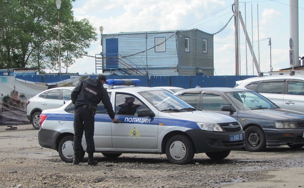 Омские полицейские задержали избившего бабушку внука-уголовника