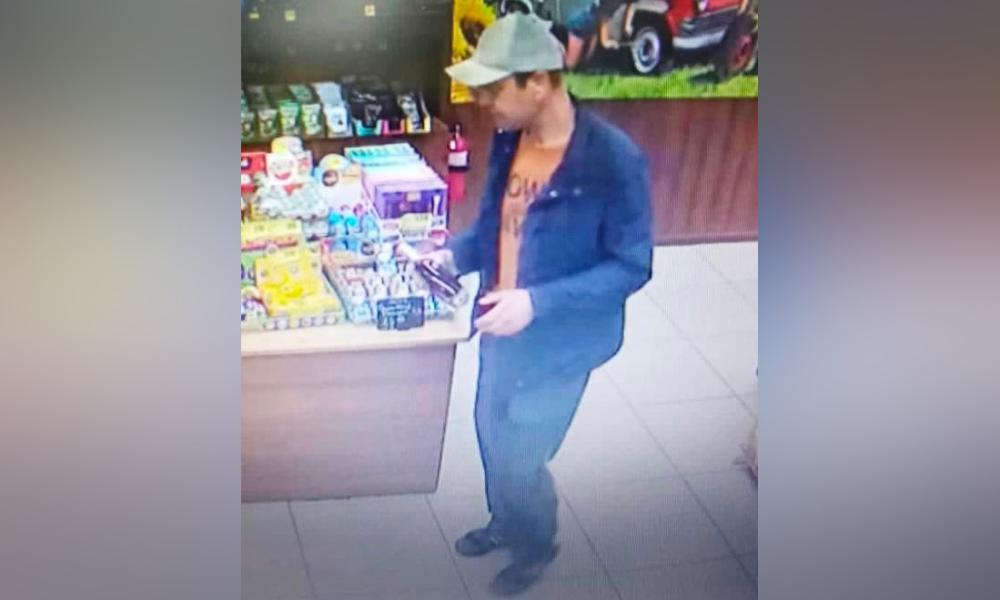 В Омске разыскивают мужчину, который похитил банковскую карту у 19-летней девушки