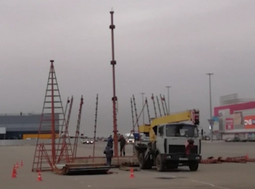 В Омске устанавливают новогоднюю ёлку