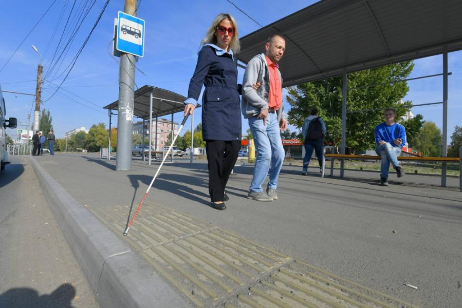 В Омске 25 остановок оборудуют для маломобильных граждан 