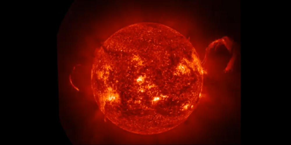 От Солнца оторвались два огромных протуберанца