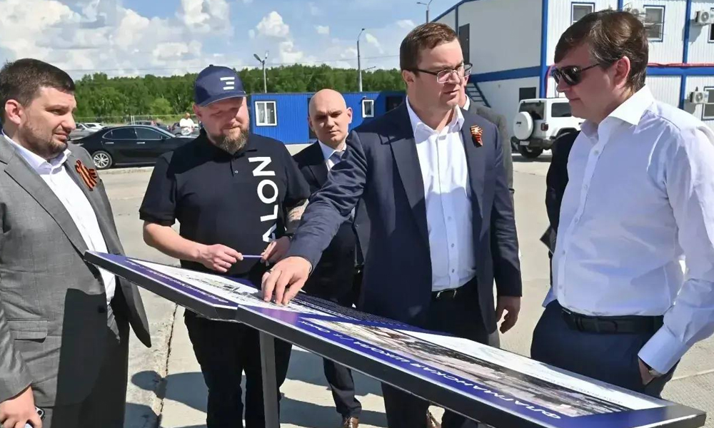 Виталий Хоценко и министр просвещения РФ Сергей Кравцов осмотрели площадку президентской флагманской школы в Омске