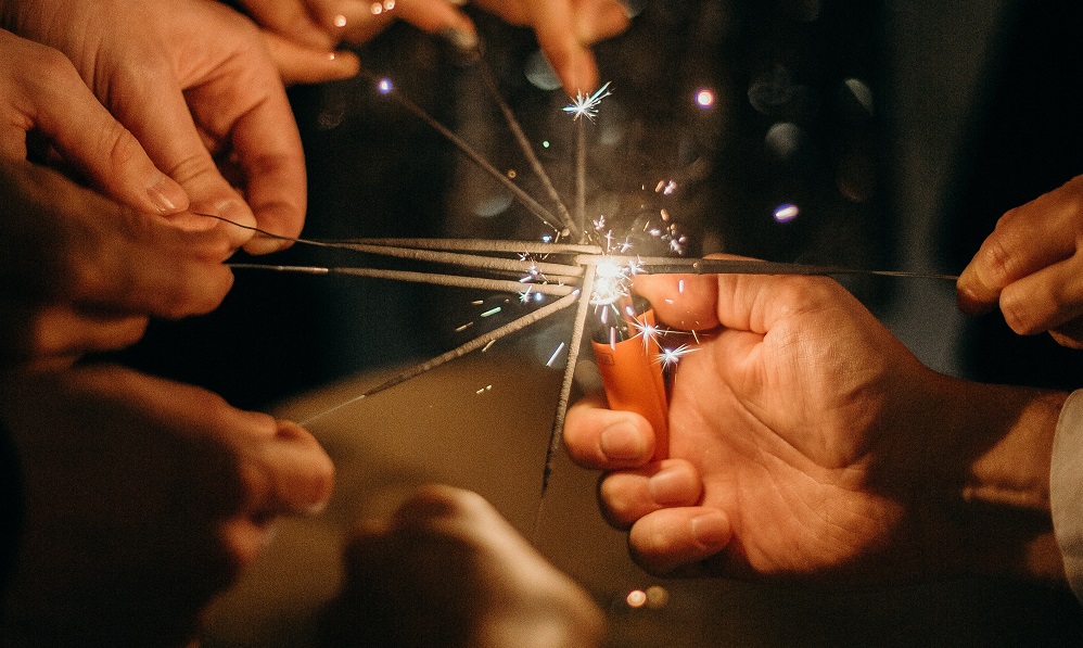 Шампанское и дискотека: почти 50% омичей надеются, что новогодние корпоративы всё же состоятся