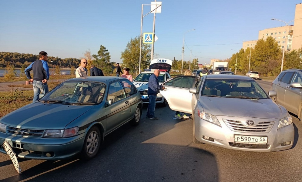 В Омске на Иртышской набережной сбили подростка и женщину с двухлетней девочкой на руках 