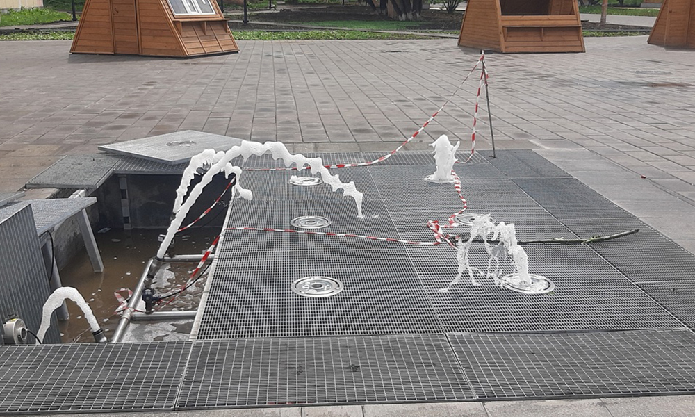 В Исилькуле вандалы сломали сухой фонтан, установленный меньше месяца назад 