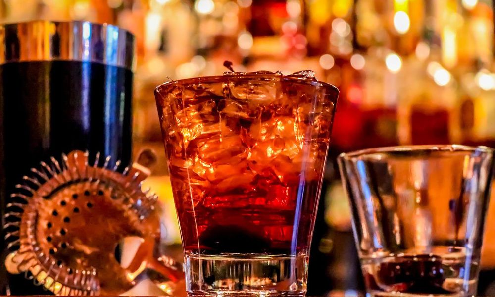 Полиция теперь патрулирует территорию у шумного бара рядом с жилым домом и днём и ночью