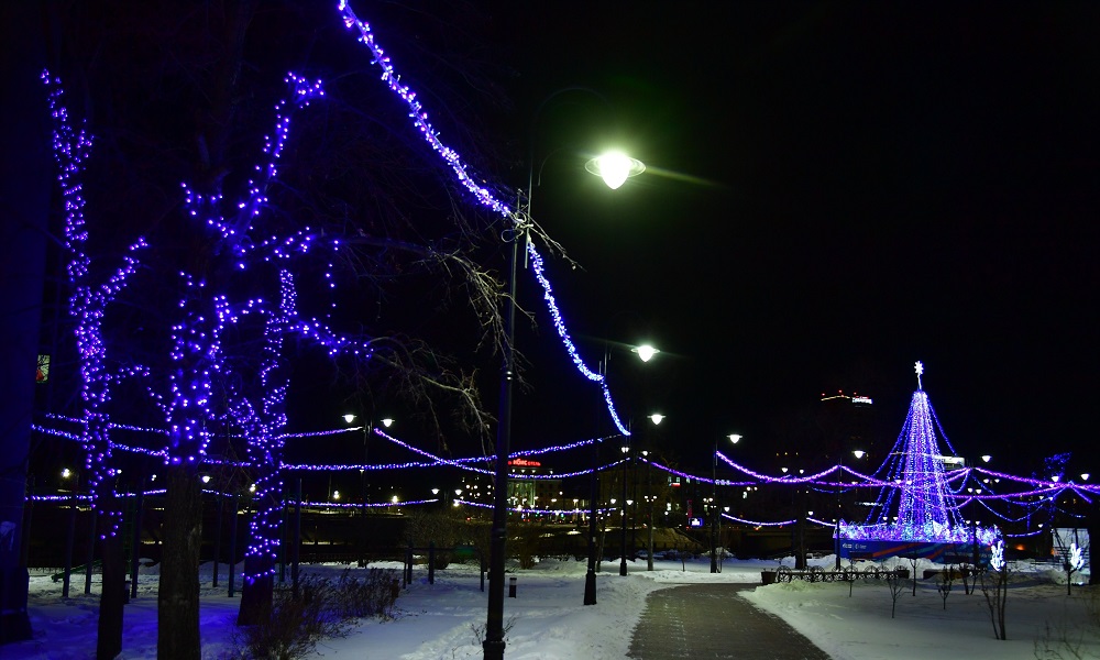 Праздничные локации и ледяные фигуры: Омский НПЗ подготовил город к Новому году