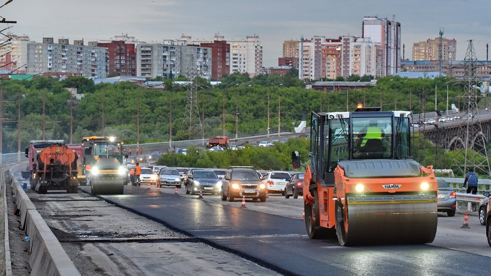На Горбатом мосту Омска меняют асфальт
