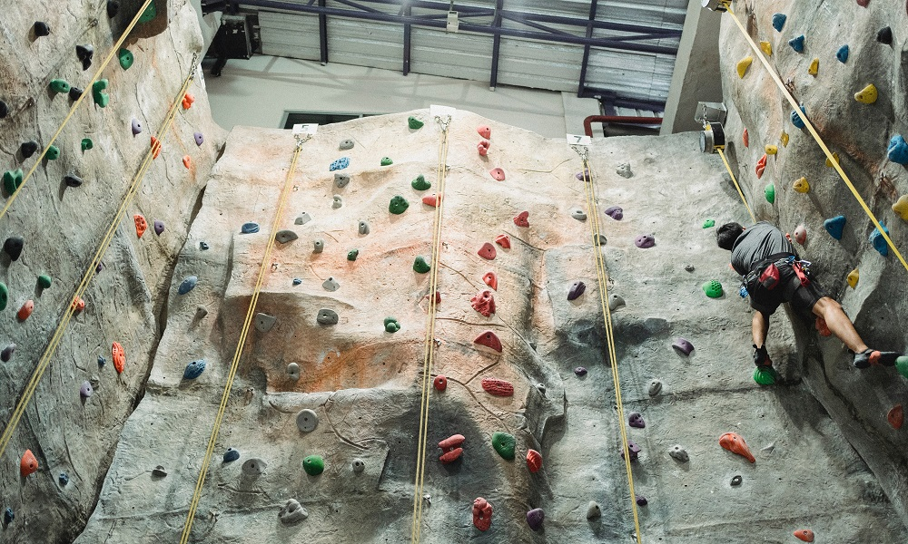 Омич Юрий Ковалёв взял золото на чемпионате по скалолазанию