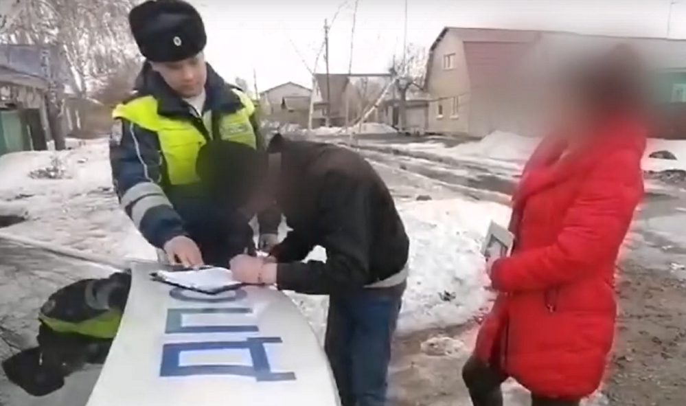 Омские полицейские задержали школьника, который ехал на незарегистрированном автомобиле