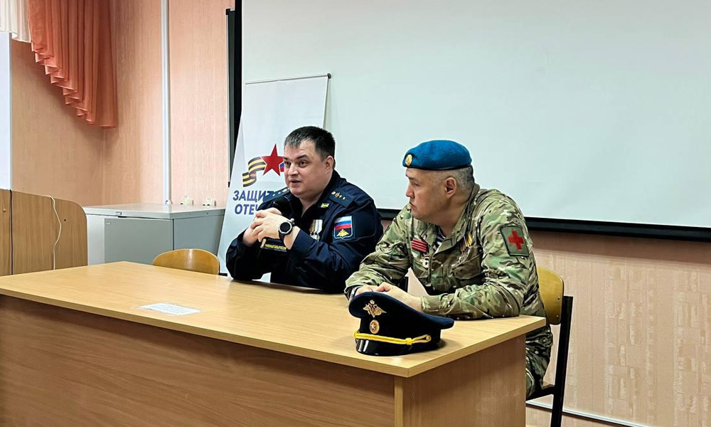 Студенты Медицинского колледжа ОмГМУ посетили Урок Мужества с участием ветеранов спецоперации