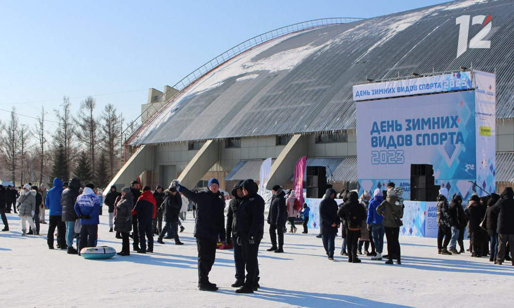 Спортивный комплекс красная звезда омск. Зимние спортивные комплексы на улице. День зимних видов спорта омск. Конькобежный спорт омск. День зимних видов спорта омск.