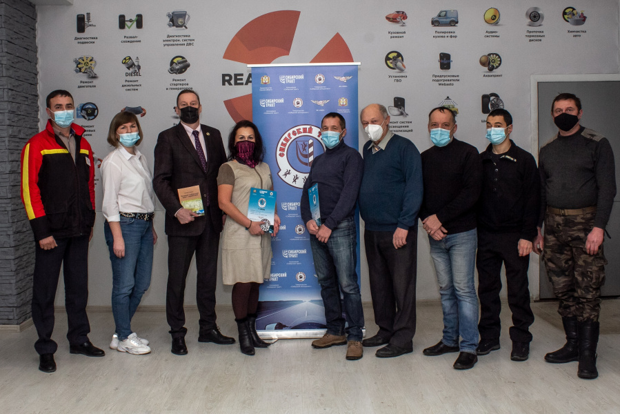 Дмитрий Крикорьянц вручил омским мотоциклистам "серебряных соболей"