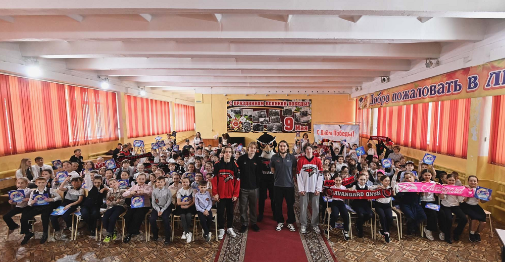 Хоккеисты «Омских крыльев» провели спортивный урок для школьников