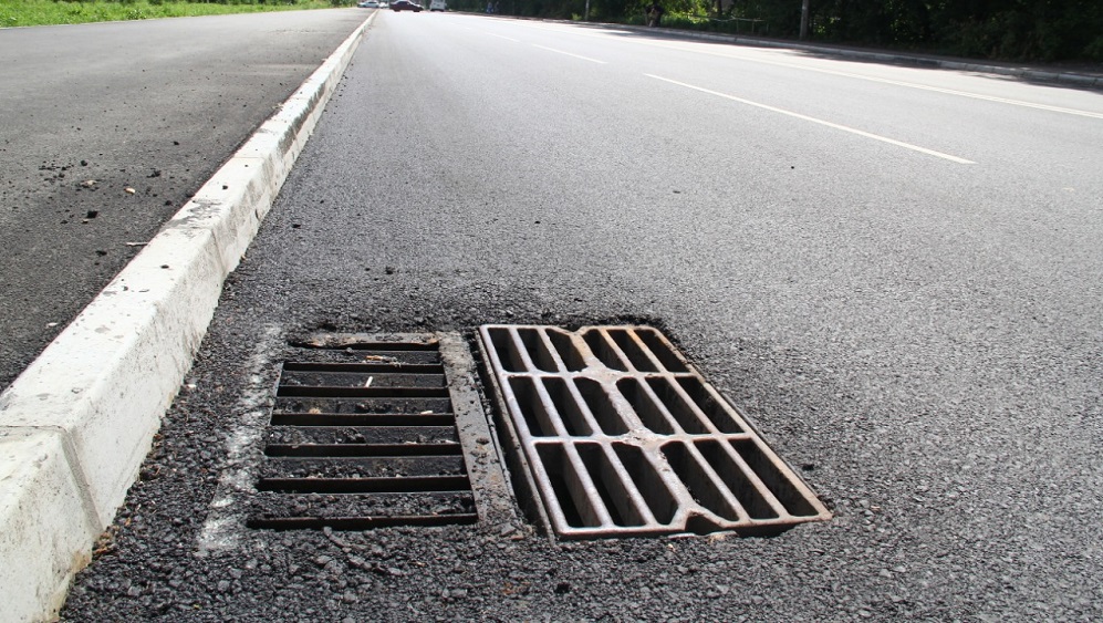 Дорожники чистят ливнёвки на омском Левобережье