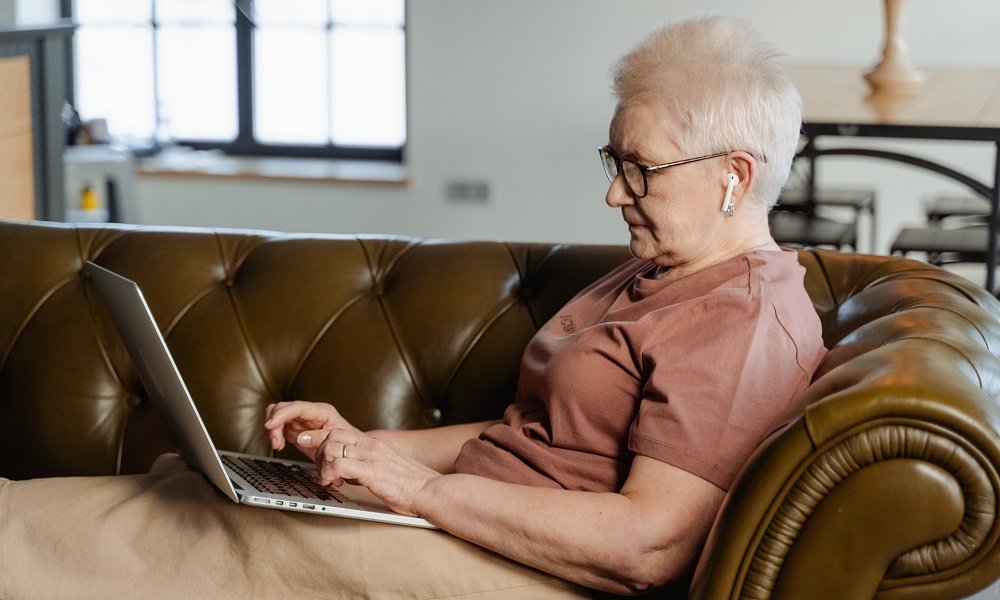 Знакомство в интернете с «Романом из Швеции» закончилось для омички потерей денег