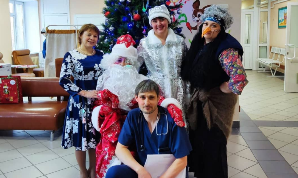 Сотрудники Омского онкодиспансера переоделись в костюмы Деда Мороза, Снегурочки и Бабы-Яги 