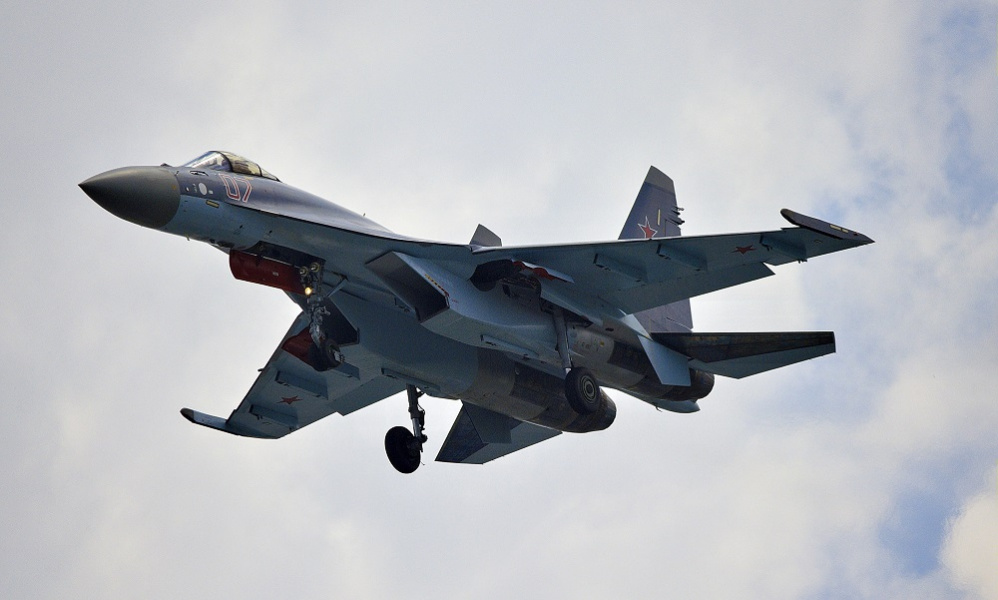 В омском небе заметили истребитель 