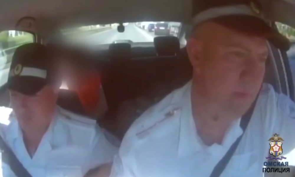 Омские инспекторы ДПС спасли ребенка, которому срочно нужна была помощь медиков