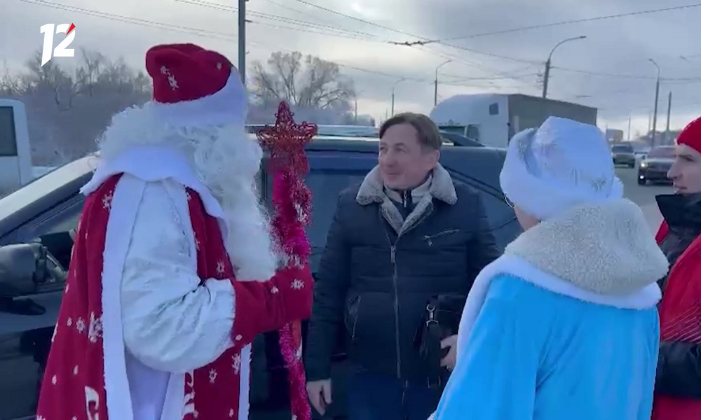 На дорогах Омска дежурят Дед Мороз и Снегурочка