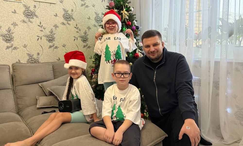 Иван Колесник исполнил желания юных омичей с «Ёлки желаний»