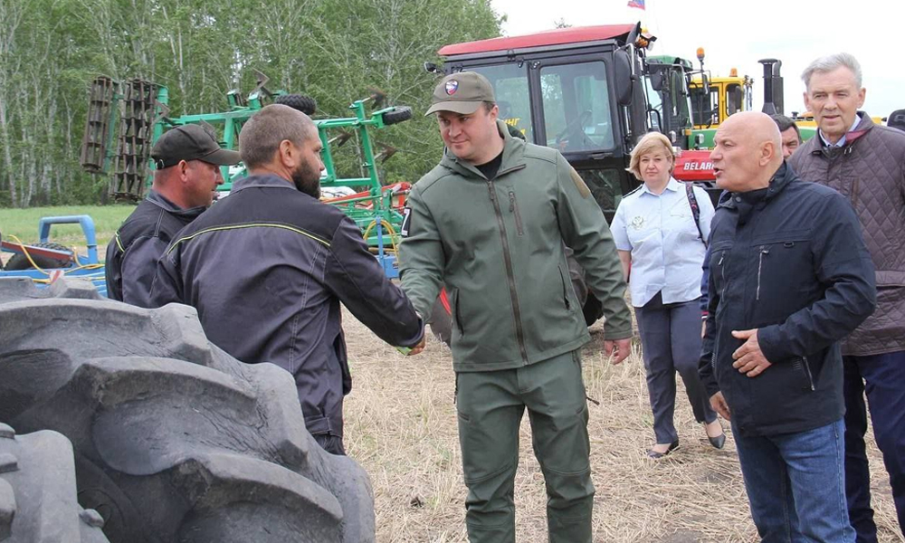 Виталий Хоценко ознакомился с ходом посевной в Омском районе