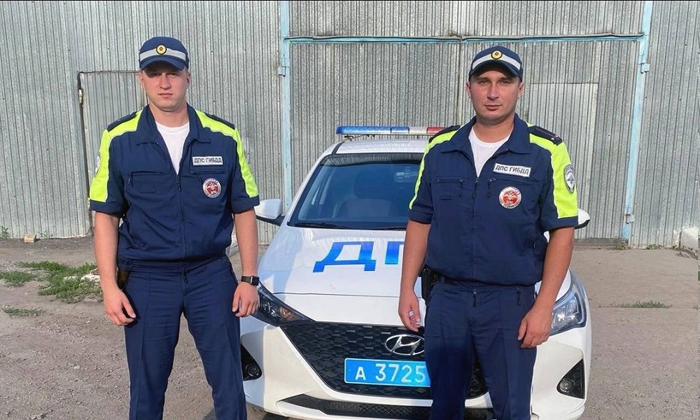 Омские автоинспекторы помогли мужчине, у которого в дороге случился сердечный приступ