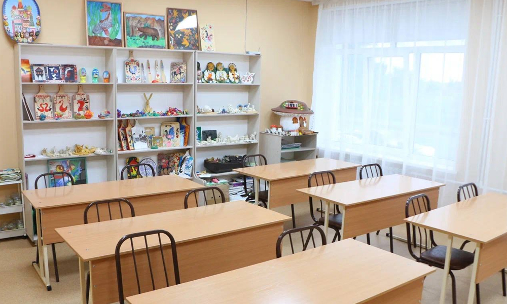 Виталий Хоценко посетил отремонтированную детскую школу искусств в Русско-Полянском районе