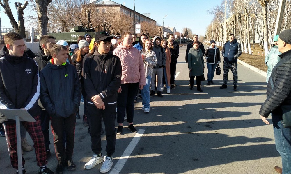 Омские единороссы организовали для школьников экскурсию в Танковый институт